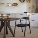 NICO kakfat i mangoträ med glaskupa BELLA i köksmiljö med naturliga toner.