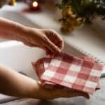 Dukning med Pappersservett Ida Ruta Röd/Vit – julinspirerad bordsdukning med rödvitrutiga servetter från Hemlängtan.