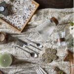 SUNNY bricka i rotting med snäckmönster, stylad med glas, ljus och textilier i naturliga toner