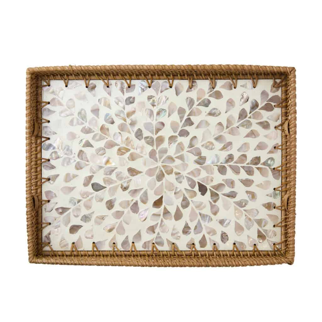 Bricka sedd ovanifrån med glansigt snäckmönster i natur och beige toner