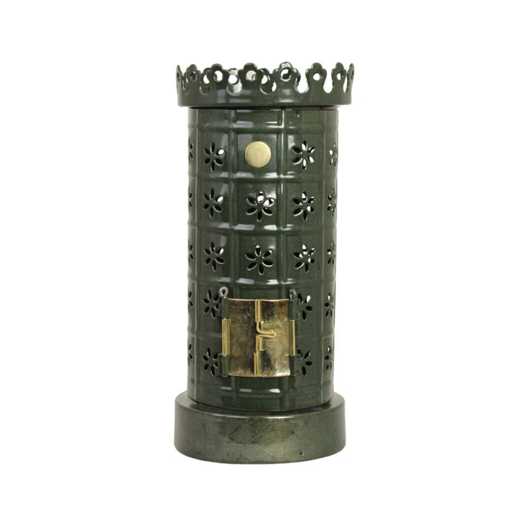 Grön värmeljuslykta formad som en kakelugn med utskurna mönster.