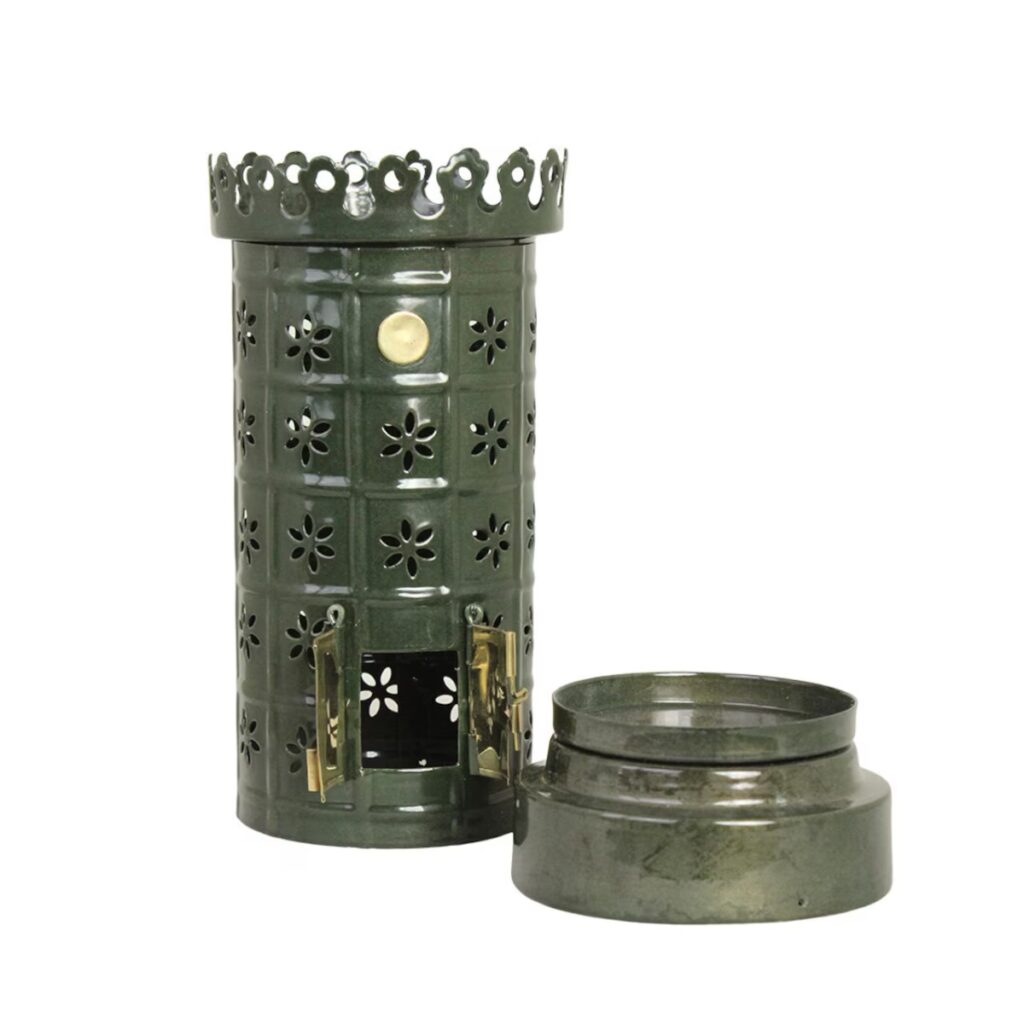 Grön värmeljuslykta i kakelugnsstil uppdelad i två delar, överdel och bas.