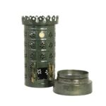 Grön värmeljuslykta i kakelugnsstil uppdelad i två delar, överdel och bas.