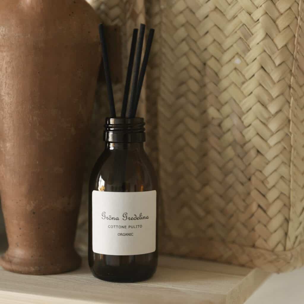 Doftpinnar Cotone Pulito från Gröna Gredelina på hylla i naturlig miljö