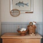 Fruktskål i naturfärgad rotting på fot använd som förvaring på byrå i barnrum