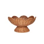 Fruktskål i naturfärgad rotting på fot med mjukt vågformad kant