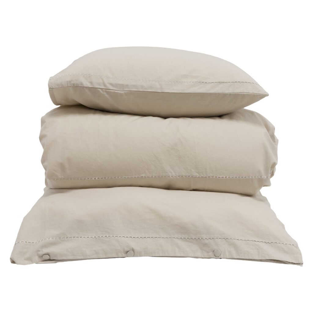 Påslakanset MARABEL i beige från Gustav Ovland med broderade detaljer