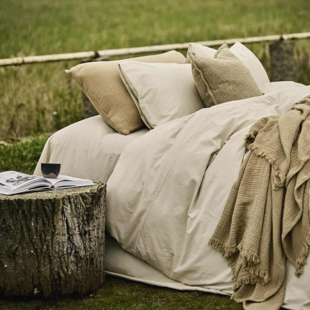 Påslakanset MARABEL i beige från Gustav Ovland bäddat i naturnära miljö