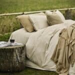 Påslakanset MARABEL i beige från Gustav Ovland bäddat i naturnära miljö