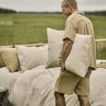 Påslakanset MARABEL i beige från Gustav Ovland bäddat utomhus i naturlig miljö