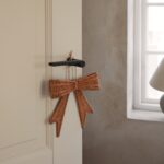 Rosett i rotting som hänger på dörrhandtag i lugn hemmiljö