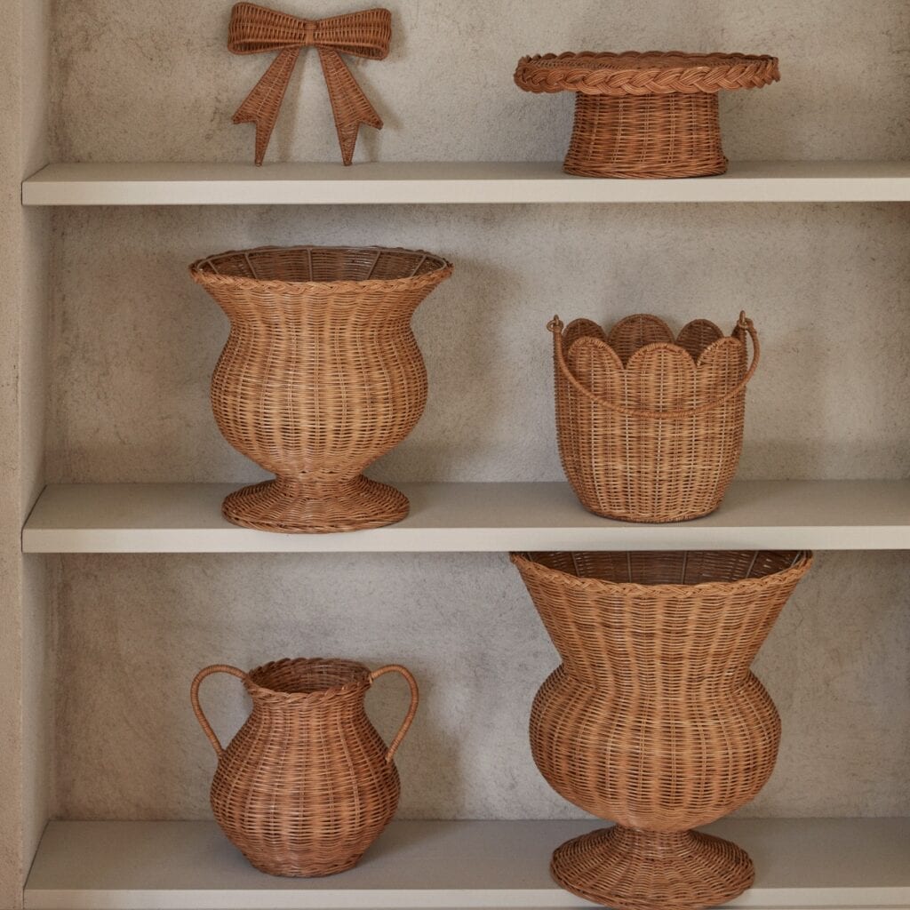 Urnor i rotting i olika storlekar placerade på hyllplan