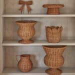Urnor i rotting i olika storlekar placerade på hyllplan