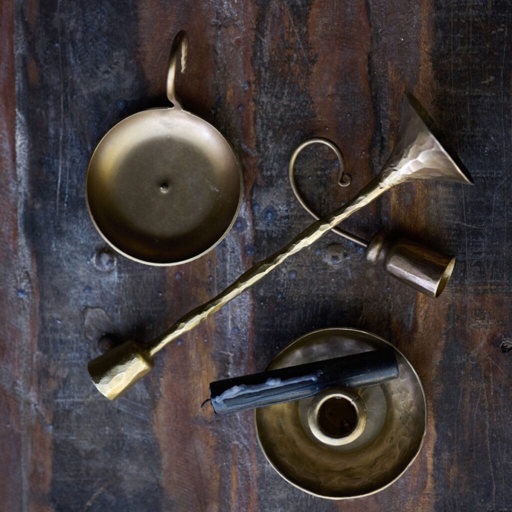 Detaljbild av Anjali ljusstake i antik guld sedd ovanifrån