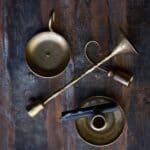 Detaljbild av Anjali ljusstake i antik guld sedd ovanifrån