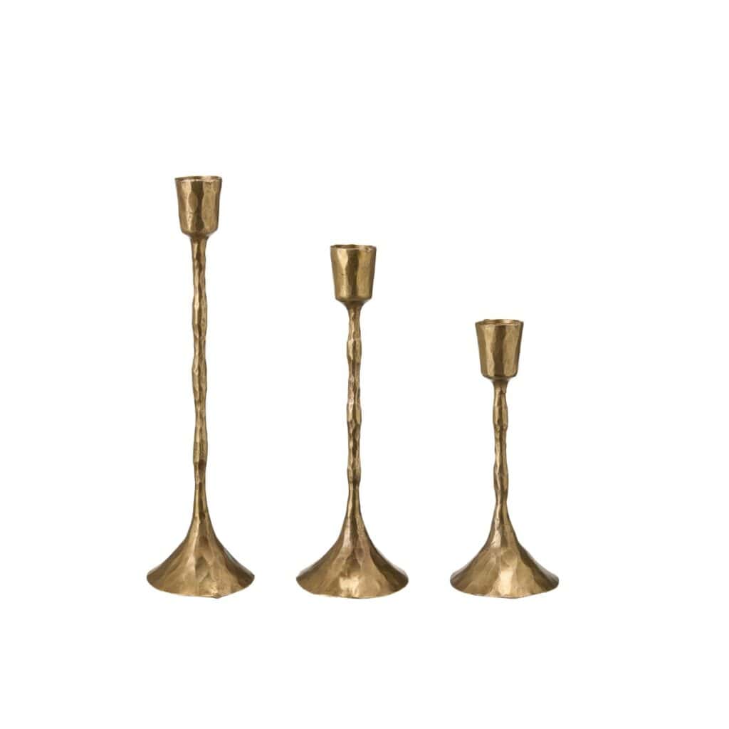 Anjali ljusstake i antik guld i tre storlekar på vit bakgrund