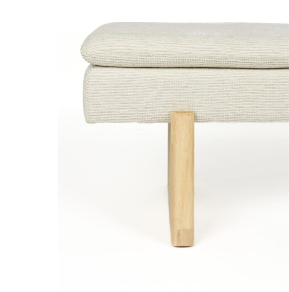 Närbild av Bänk Jappo från sidan med fokus på formen