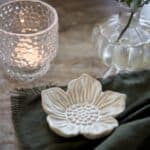 Dekorationsfat Ingrid i offwhite porslin på duk med tänt ljus och glasvas