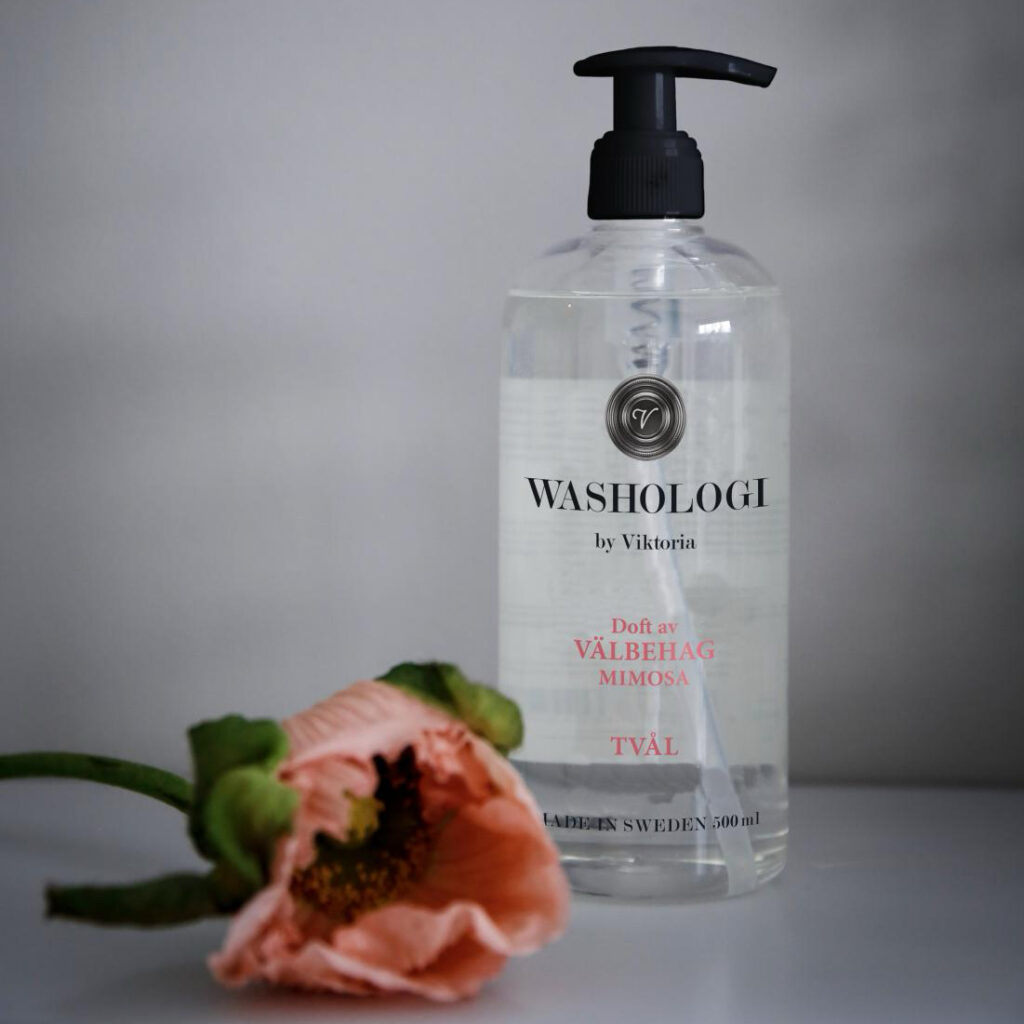 Handtvål PLEASURE Mimosa från Washologi med blomma i förgrunden, mjuk och stilren miljö