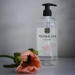 Handtvål PLEASURE Mimosa från Washologi med blomma i förgrunden, mjuk och stilren miljö