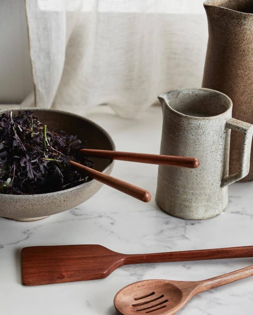 Japandi keramik och träredskap i lugn färgskala