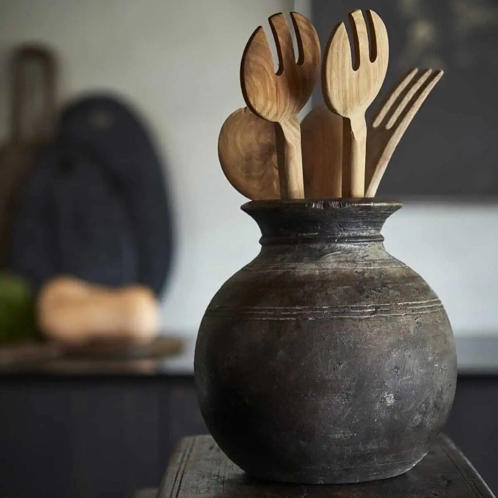 Japandi kök med träredskap och keramik i naturtoner