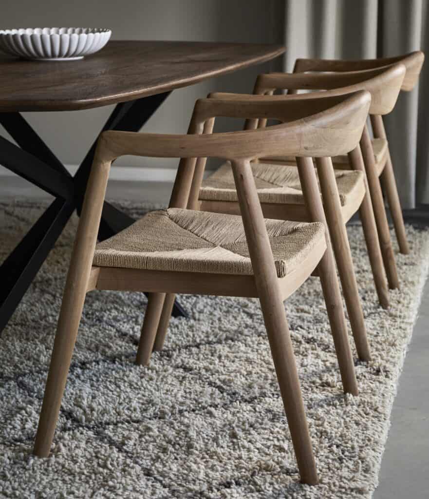 Japandi matplats med trästolar, naturmaterial och lugna färger