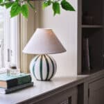 Lampfot Alba i opalglas med gröna ränder och lampskärm på sidobord