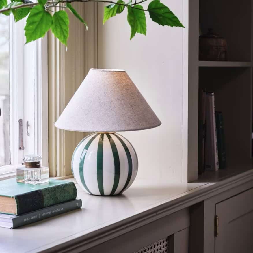 Lampfot Alba i opalglas med gröna ränder och lampskärm på sidobord