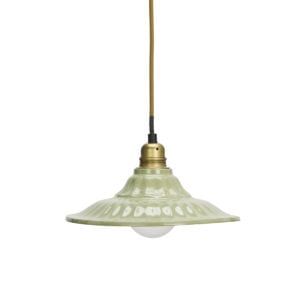 Ljusgrön taklampa i handemaljerat järn med mässingsdetaljer