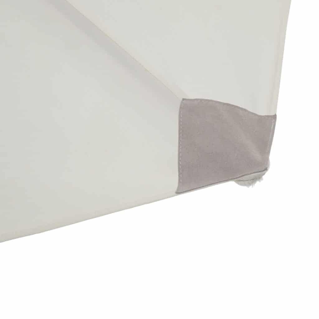 Detaljbild av off-white parasollduk med läderskoning