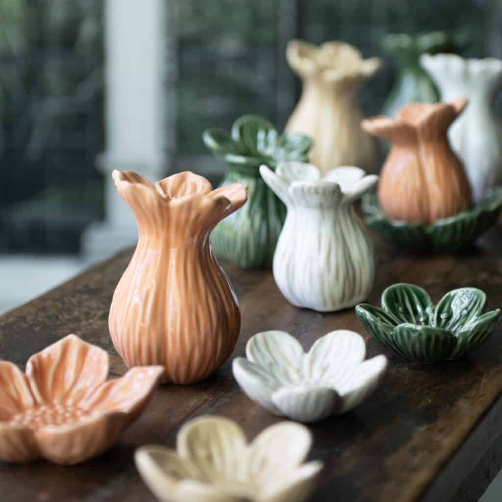 Vas Ingrid i porslin med reaktiv glasering i flera färger på träbord