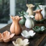 Vas Ingrid i porslin med reaktiv glasering i flera färger på träbord