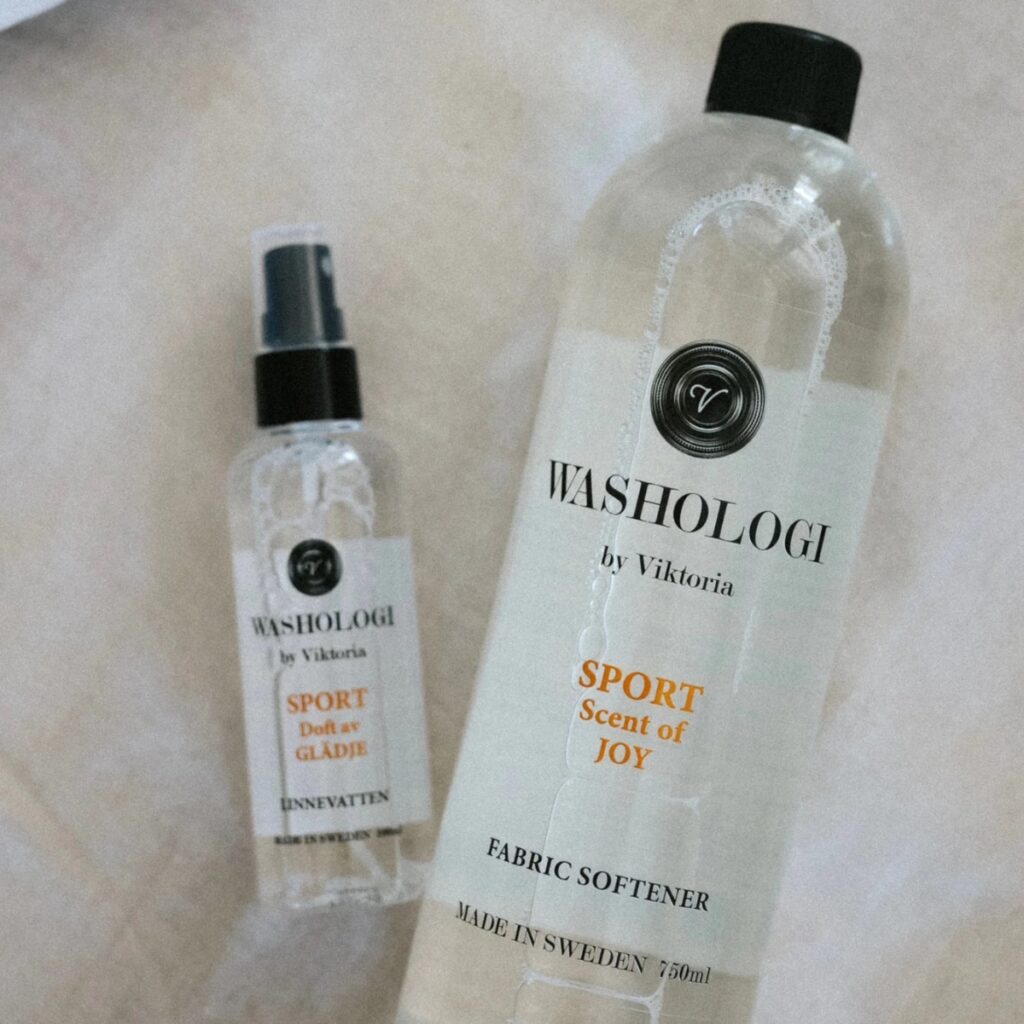 Mjukmedel SPORT och linnevatten SPORT från Washologi på mjukt underlag, fräsch och sportig känsla