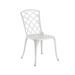 Arras trädgårdsstol i vit gjuten aluminium med klassiskt rutmönster i ryggen