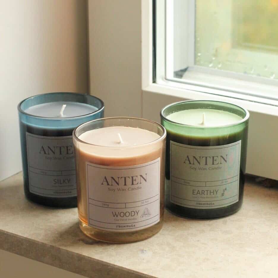 Doftljus i glas av sojavax i olika färger placerade i fönster