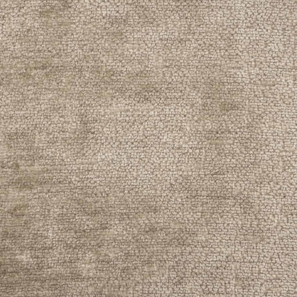 Närbild på beige sammetstyg på Georgia barstol