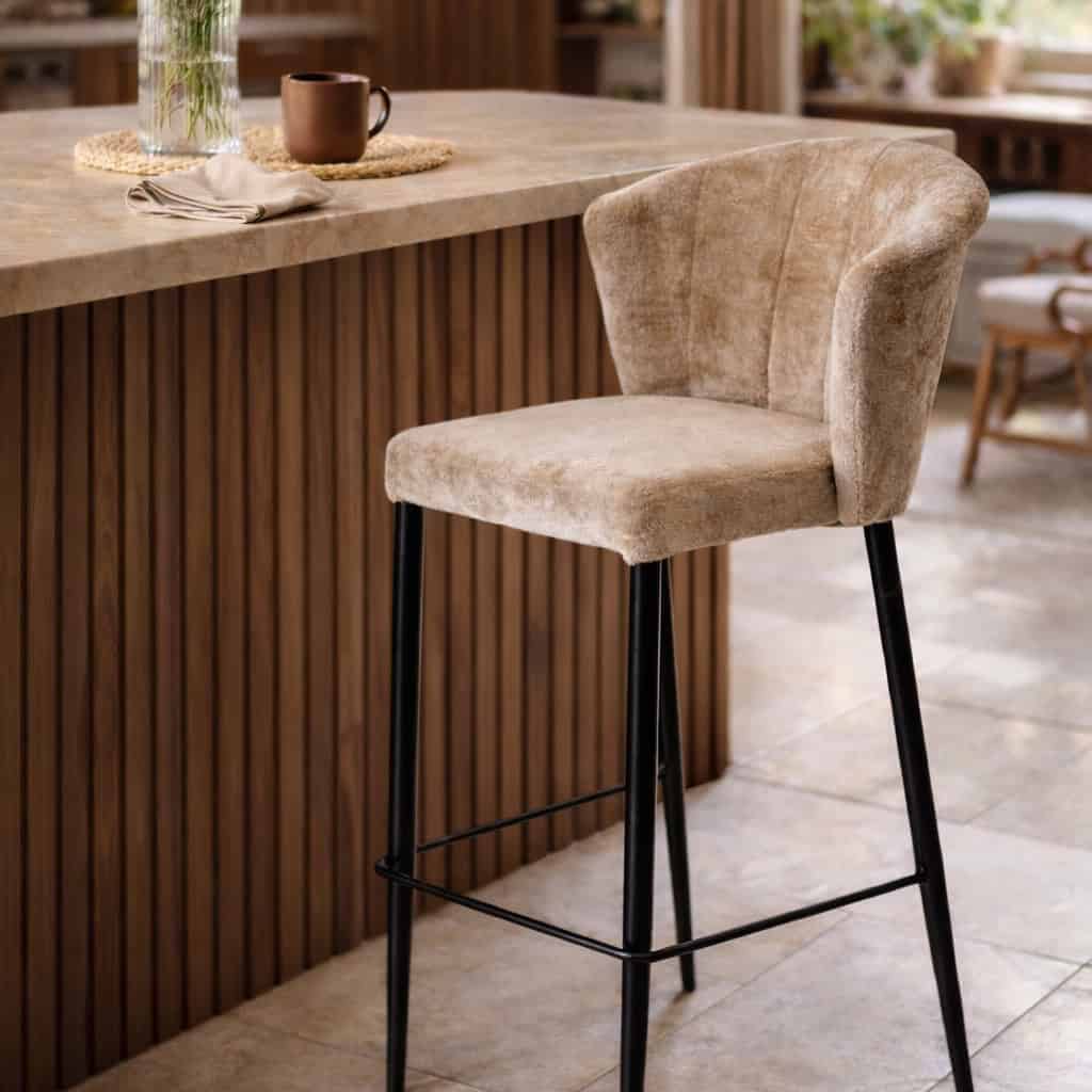 Georgia barstol i beige sammet vid köksö i valnöt med stående trästavar