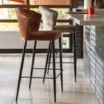 Georgia barstolar i sammet vid köksö med svart metallunderrede