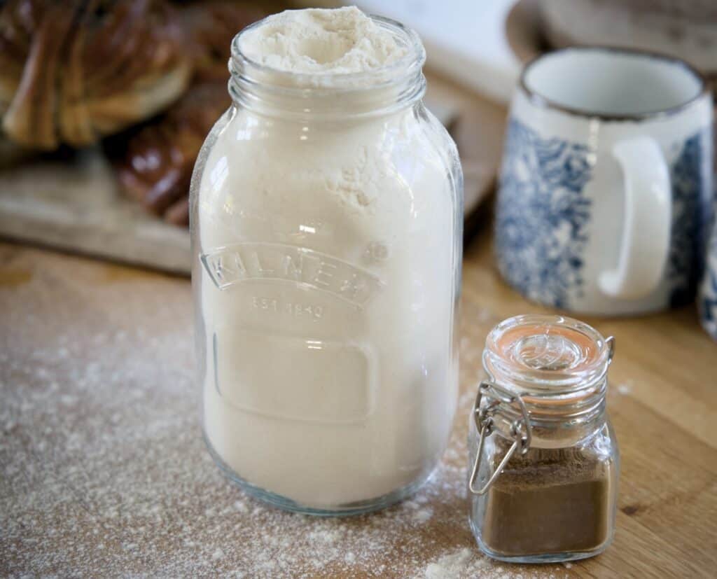 Förvara mjöl i glasburk med tätslutande lock
