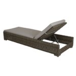 Ninja solsäng i rustik konstrotting med beige dyna och uppfälld justerbar rygg