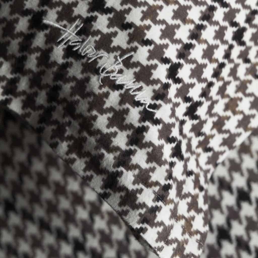 Detalj med brodyr på påslakanset Roubine brun i bomullsflanell från Halvor Bakke