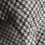 Detalj med brodyr på påslakanset Roubine brun i bomullsflanell från Halvor Bakke