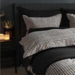 Detaljbild av påslakanset Roubine brun i bomullsflanell med hundtandsmönster från Halvor Bakke