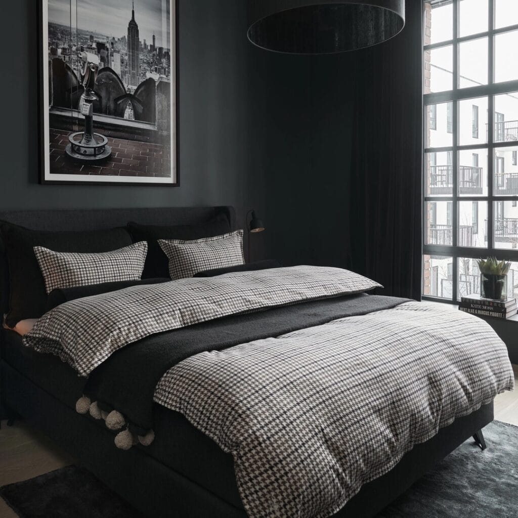 Påslakanset Roubine brun från Halvor Bakke i hundtandsmönster bäddat i mörkt sovrum