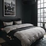 Påslakanset Roubine brun från Halvor Bakke i hundtandsmönster bäddat i mörkt sovrum