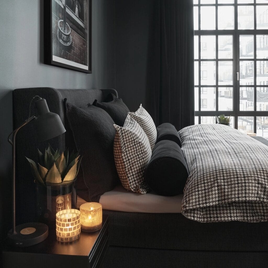 Påslakanset Roubine brun från Halvor Bakke i hundtandsmönster bäddat i mörkt sovrum med hotellkänsla