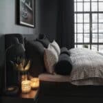 Påslakanset Roubine brun från Halvor Bakke i hundtandsmönster bäddat i mörkt sovrum med hotellkänsla