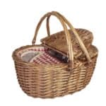 Picknickkorg INA med kylväska i naturfärgad pil och röd rutig isolerad insida