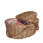 Picknickkorg INA med kylväska i naturfärgad pil och röd rutig isolerad insida, sidovy